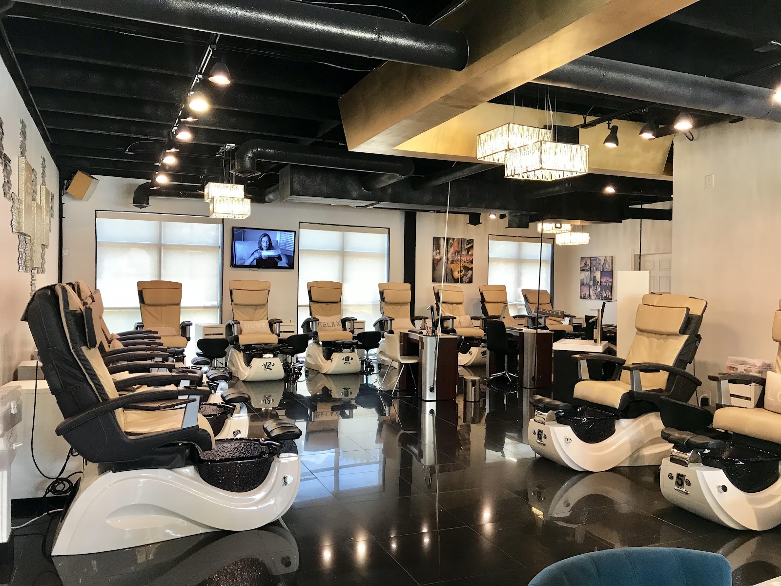 BeYOU Nail Bar logo